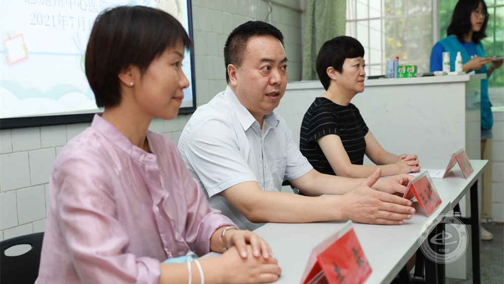 院党委委员、副院长王在平，西医部护理部主任蒋建梅、医务社工部主任李霖和爱心志愿者、部分职工代表及子女参加了开班仪式