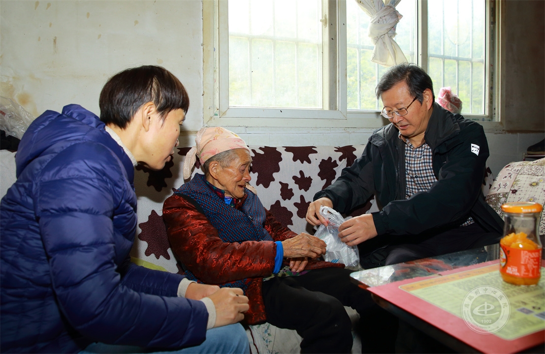 李拓书记看望肖子香老人并送去药品