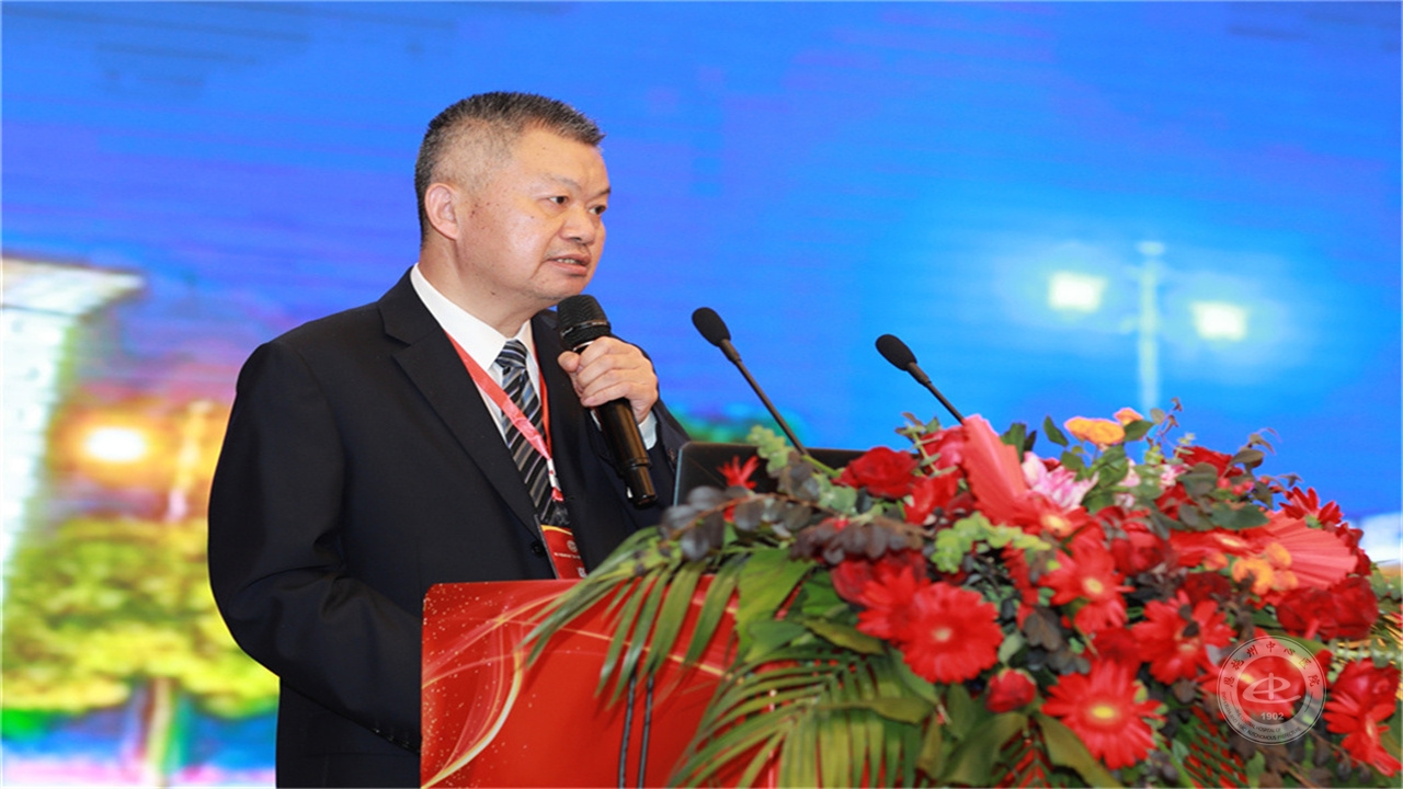 襄阳市中心医院党委书记毛春发言