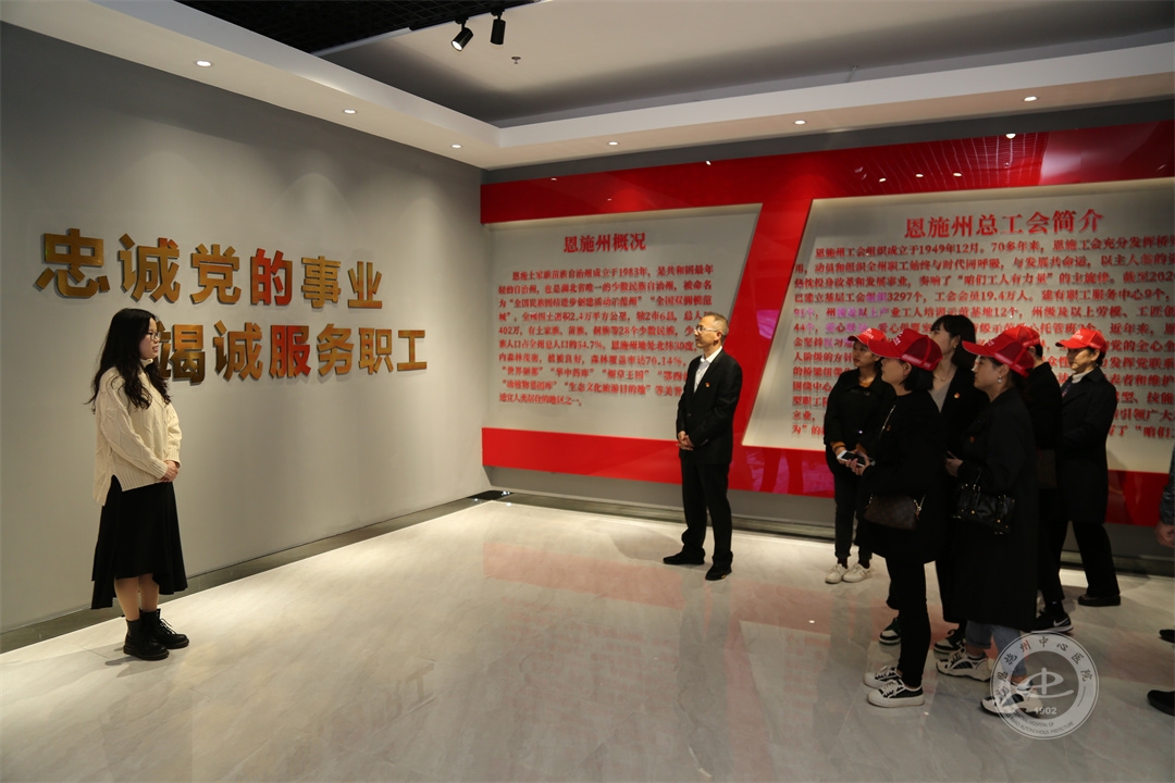 参观州工人文化宫模范墙