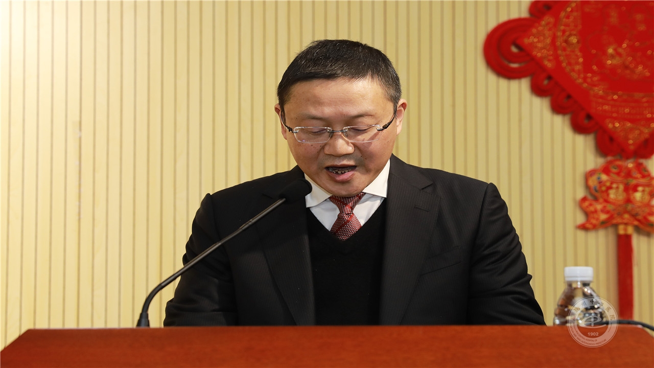 党委委员、副院长陈洪波宣读文件