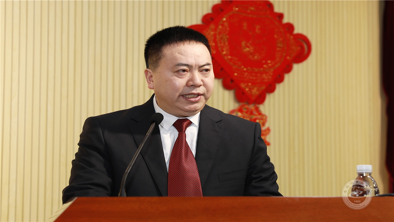 党委委员、副院长王在平作《恩施州中心医院2021年度工作总结及2022年总体工作部署》报告