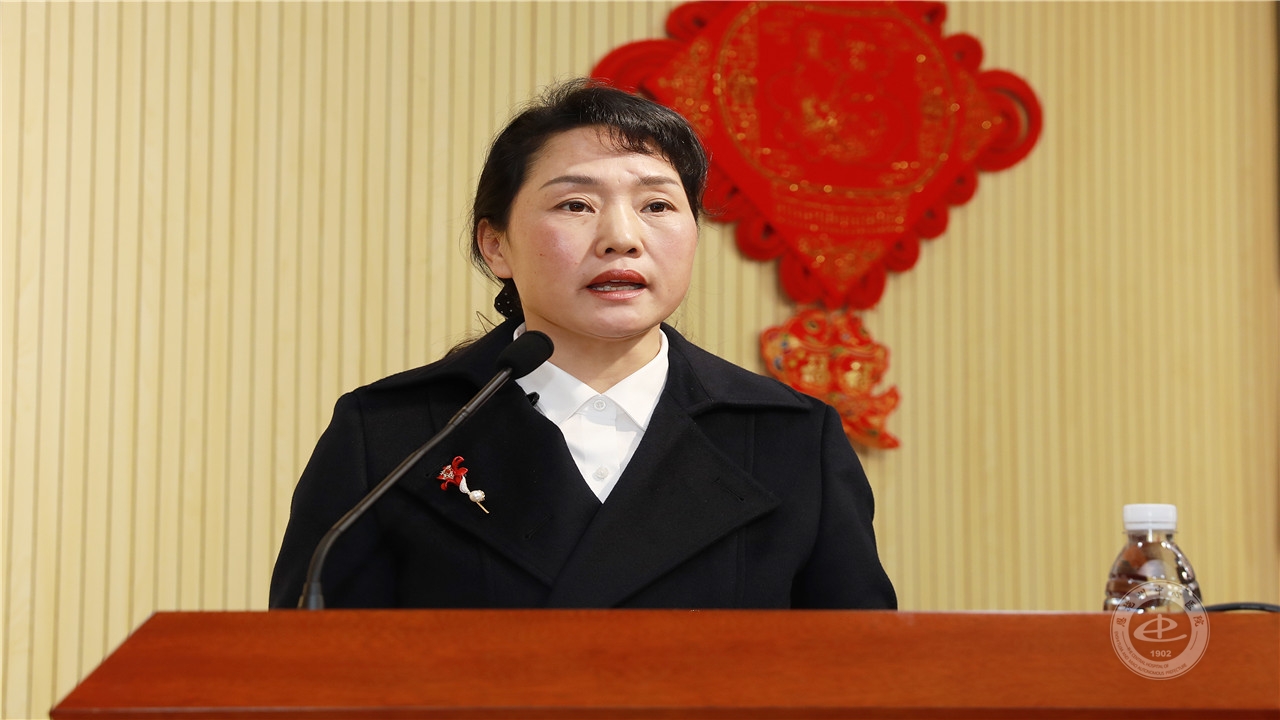 党委委员、副院长李晓英宣读文件
