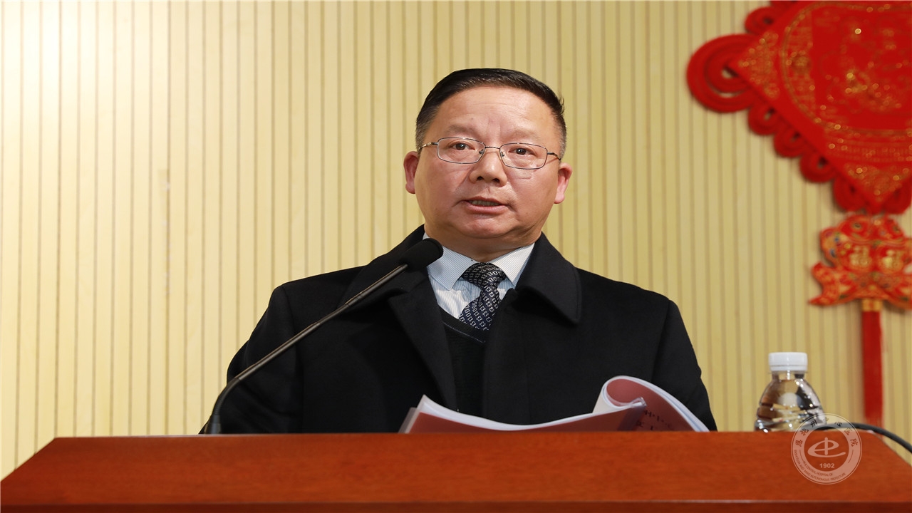 党委委员、纪委书记金选贵宣读文件
