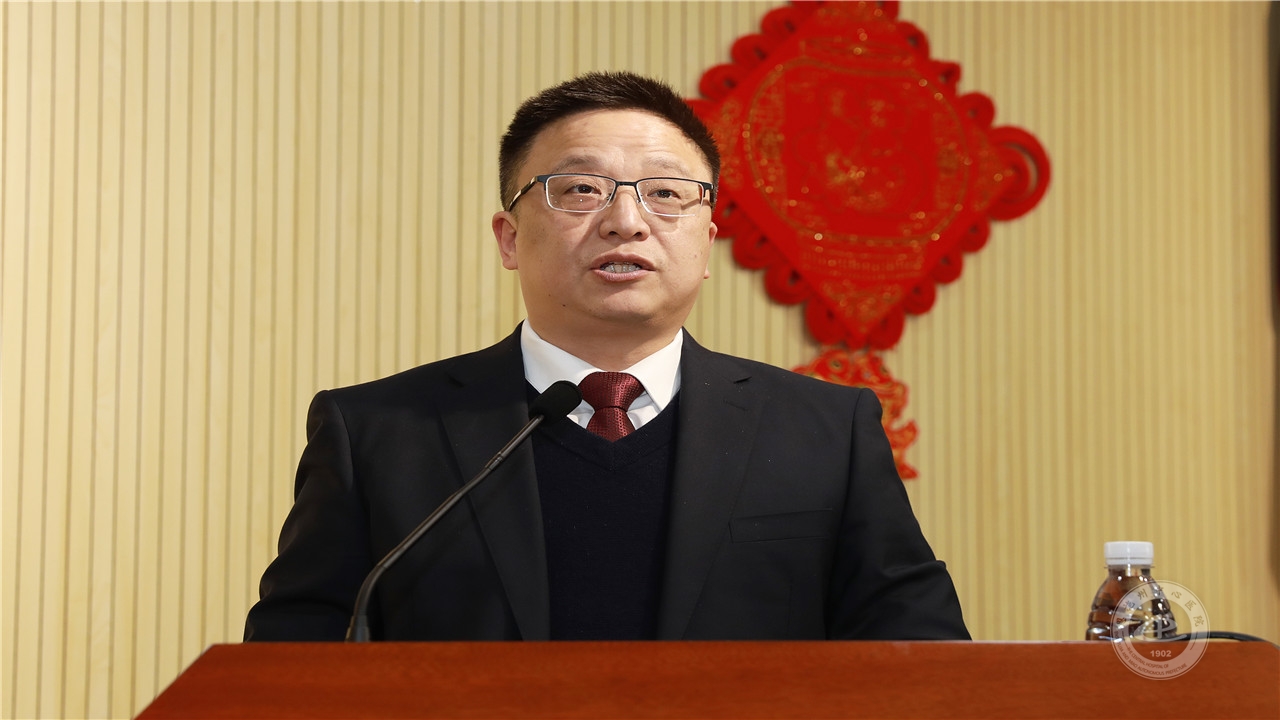 党委副书记吴波宣读文件