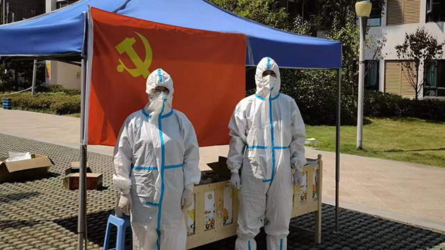 他和她，并肩“逆行”也是一种浪漫